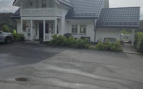 Gardsidyll I Flotte Omgivelser